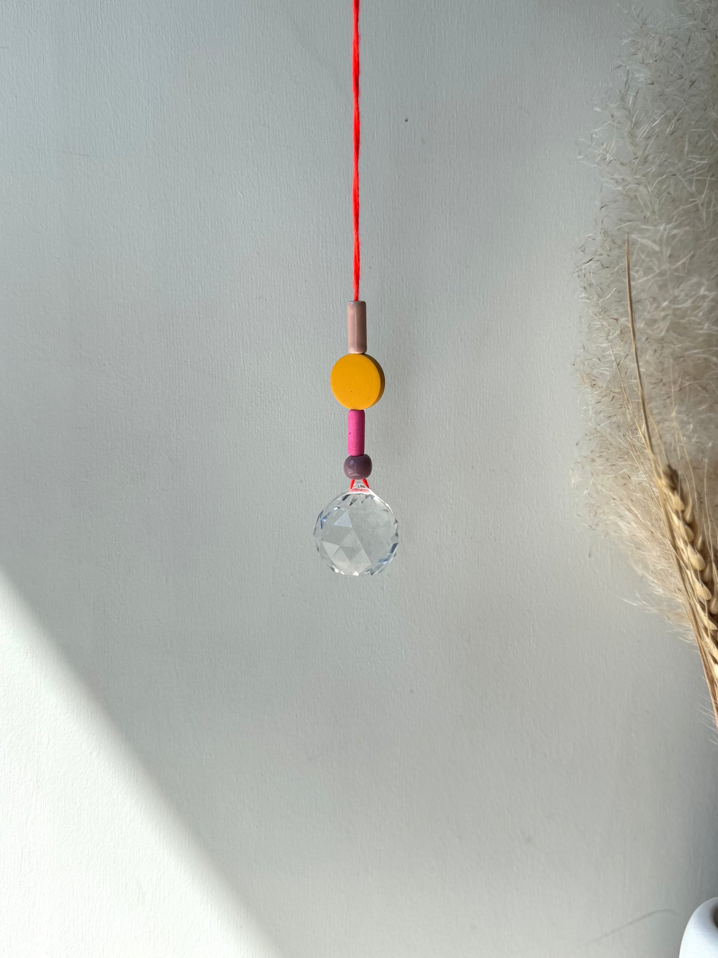 Handgefertigter bunter Sonnenfänger Gelb und Rosa - Suncatcher mit Prisma - Regenbogen Fensterdekoration aus Glas