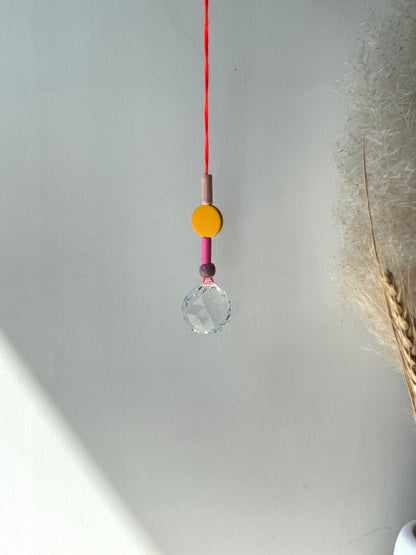 Handgefertigter bunter Sonnenfänger Gelb und Rosa - Suncatcher mit Prisma - Regenbogen Fensterdekoration aus Glas
