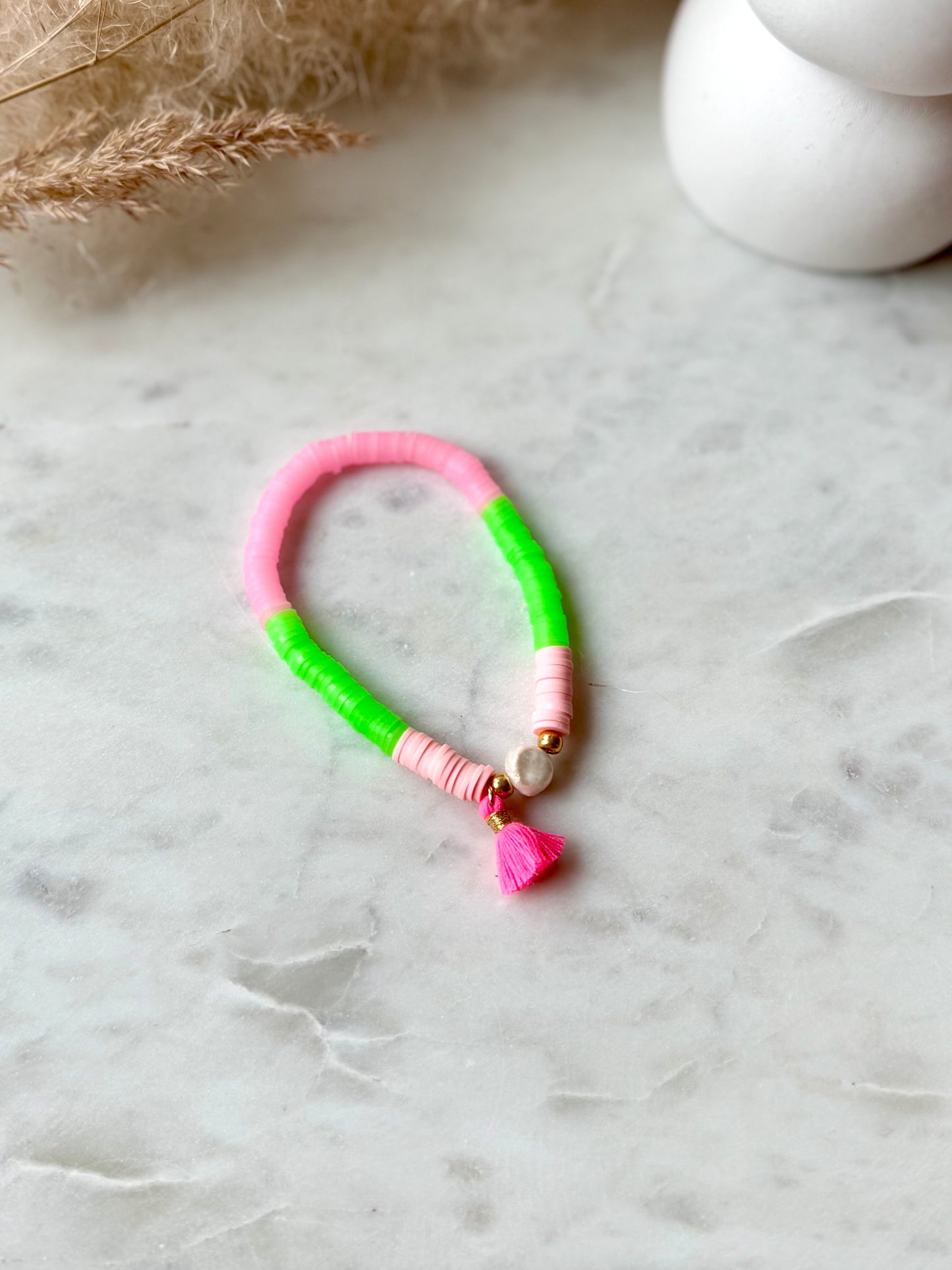 Katsuki Perlenarmband in Rosa und Neongrün mit Süßwasserperle handgefertigt - Buntes Armband mit Quaste