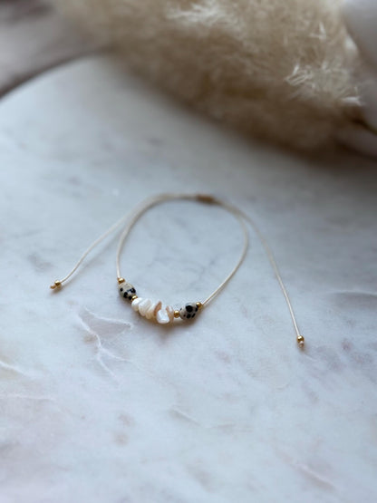 Zartes Edelsteinarmband handgefertigt - mit Dalmatiner Jaspis und Muschelperlen - Freundschaftsarmband