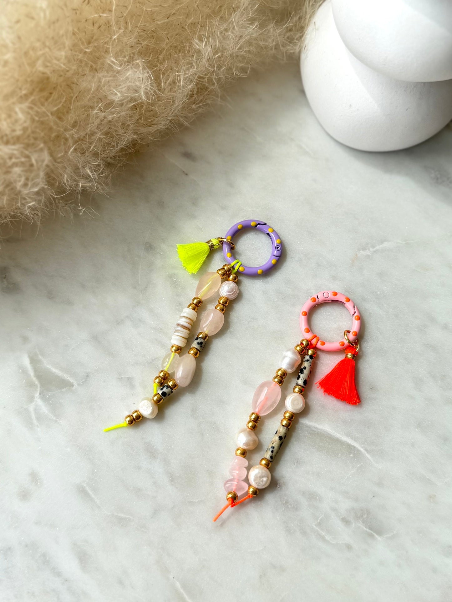 Handgefertigter Schlüsselanhänger mit Süßwassperlen und Rosenquarz  - Buntes Accessoire
