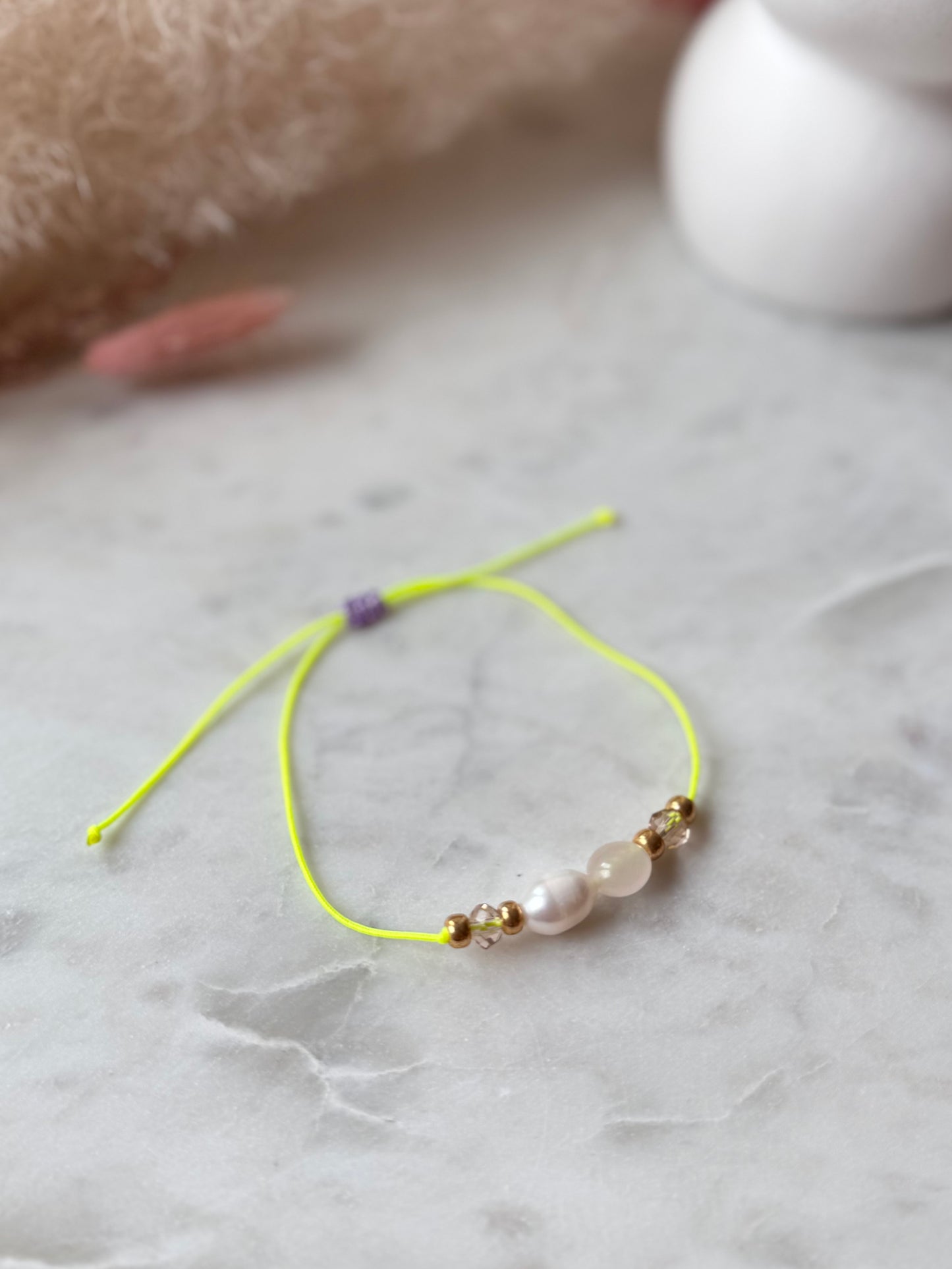 Buntes Armband in Neongelb - Handgefertigt mit Edelsteinen und Süßwasserperle - in tollen Sommerfarben - Freundschaftsarmband