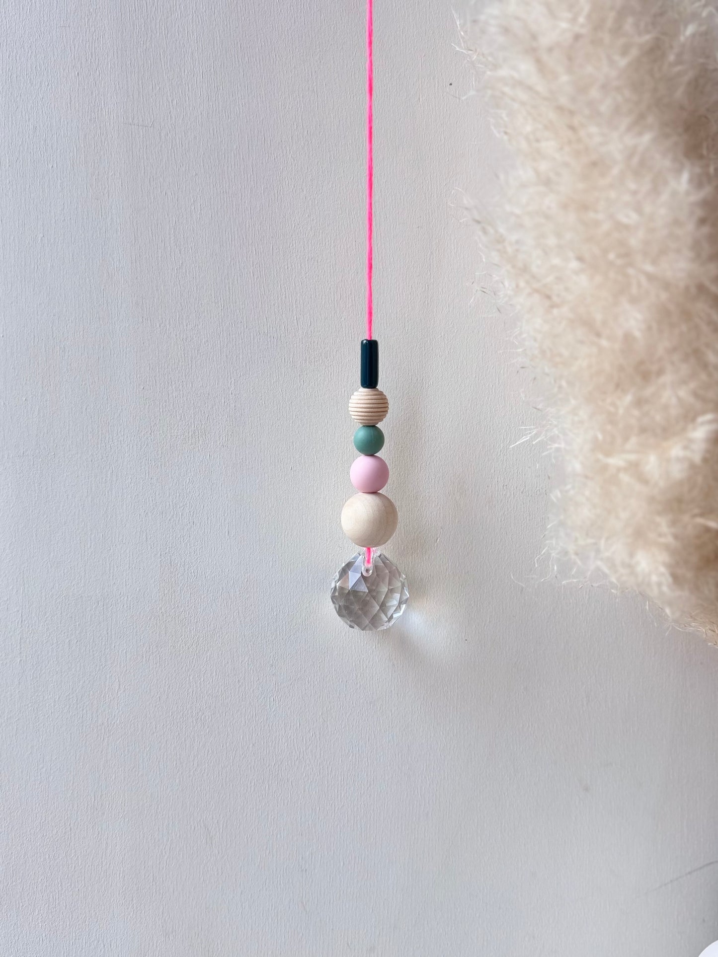 Handgefertigter bunter Sonnenfänger Neonpink und Petrol - Suncatcher mit Prisma - Regenbogen Fensterdekoration aus Glas