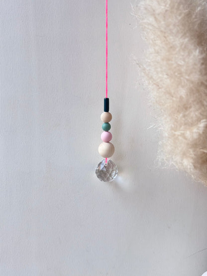 Handgefertigter bunter Sonnenfänger Neonpink und Petrol - Suncatcher mit Prisma - Regenbogen Fensterdekoration aus Glas