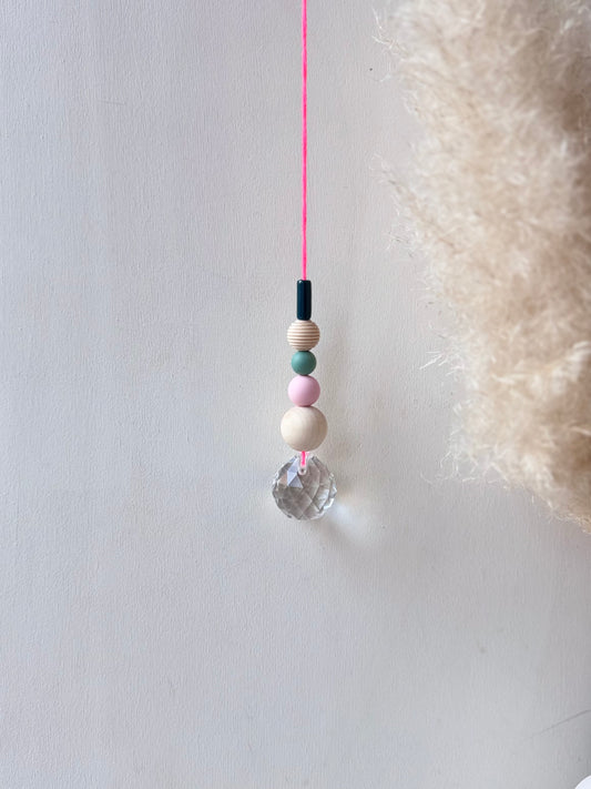 Handgefertigter bunter Sonnenfänger Neonpink und Petrol - Suncatcher mit Prisma - Regenbogen Fensterdekoration aus Glas