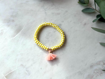 Buntes Perlenarmband handgefertigt - Gelbes Armband mit Quaste