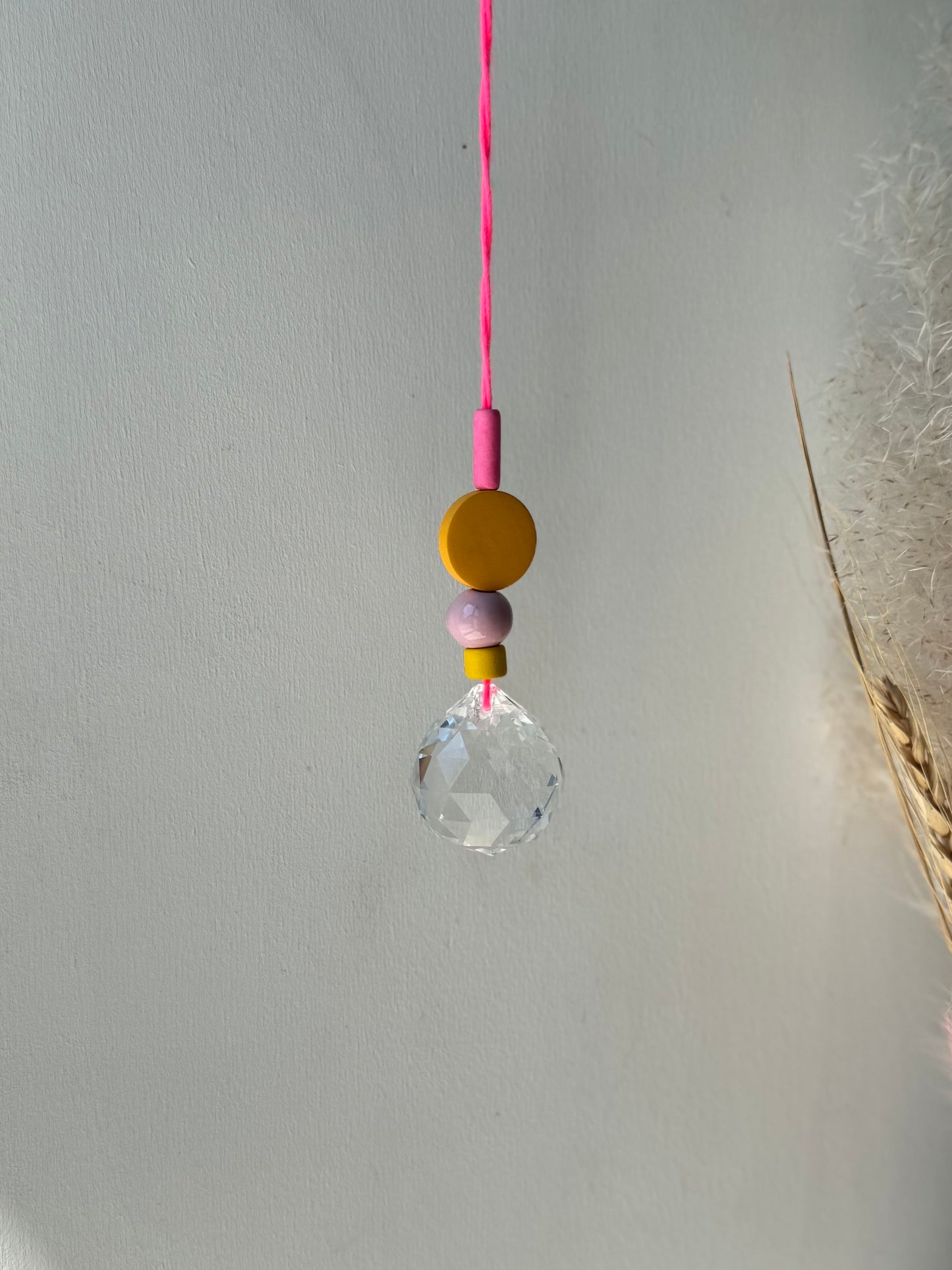 Handgefertigter bunter Sonnenfänger Neonink, Rosa und Gelb - Suncatcher mit Prisma - Regenbogen Fensterdekoration aus Glas