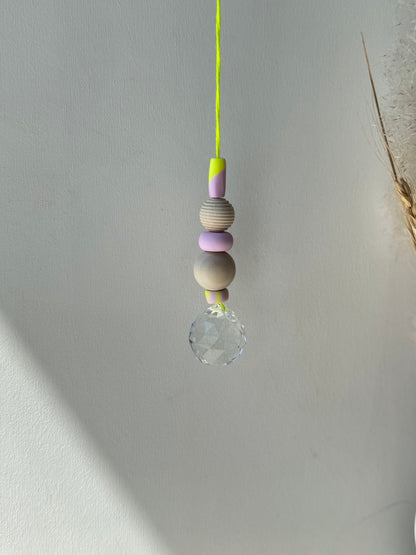 Handgefertigter bunter Sonnenfänger Neongelb und Rosa - Suncatcher mit Prisma - Regenbogen Fensterdekoration aus Glas