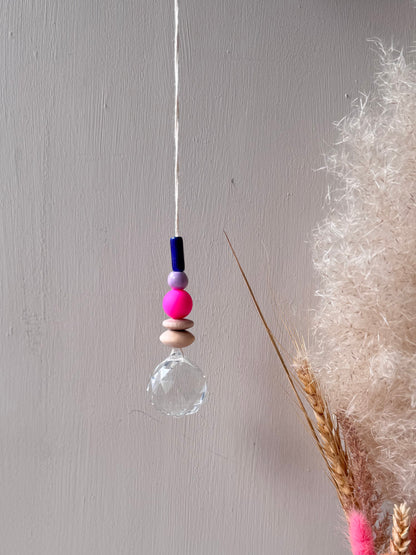 Handgefertigter bunter Sonnenfänger Blau, Lila & Pink- Suncatcher mit Prisma - Regenbogen Fensterdekoration aus Glas
