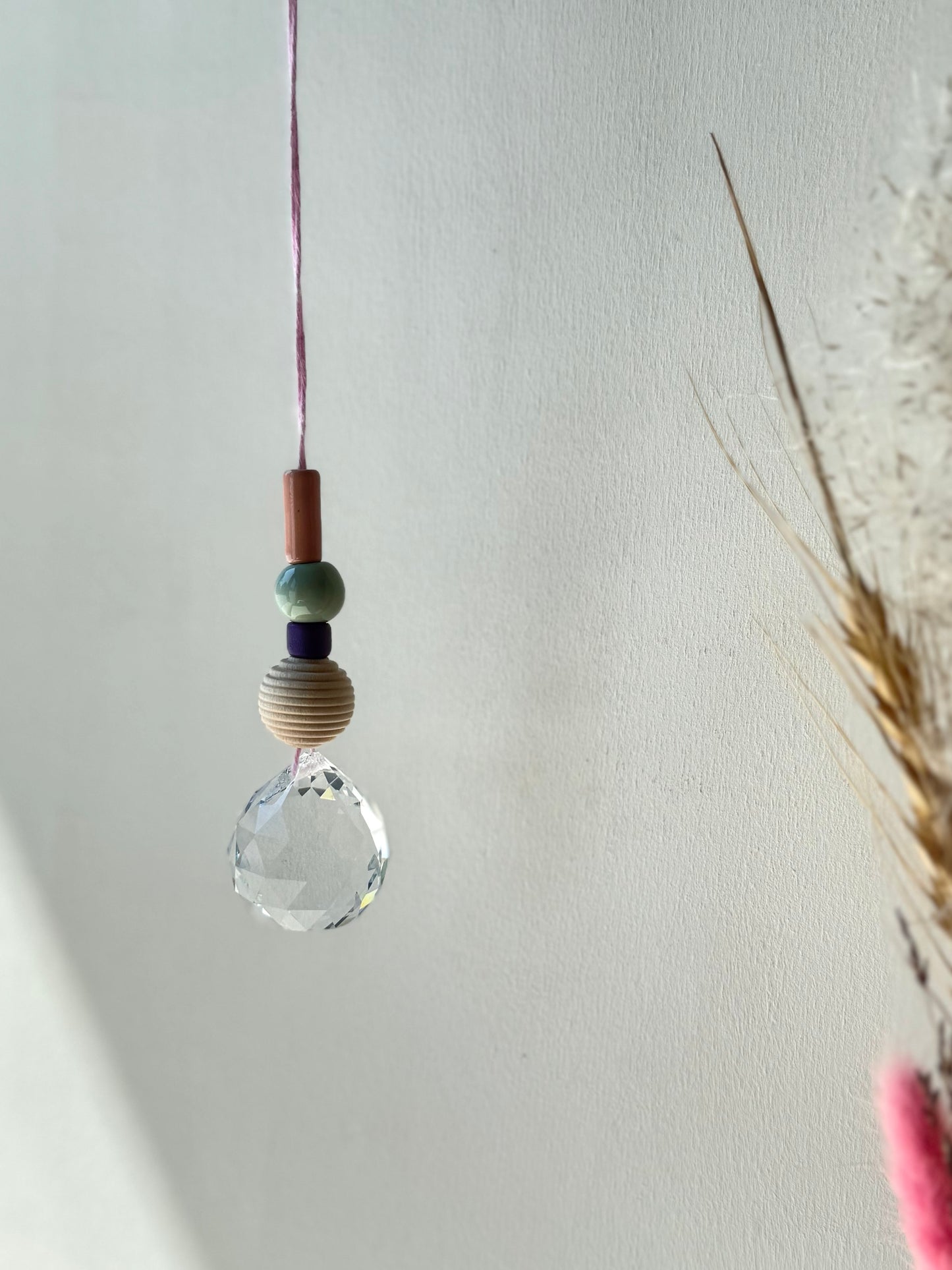 Handgefertigter bunter Sonnenfänger Rosa und Grün - Suncatcher mit Prisma - Regenbogen Fensterdekoration aus Glas