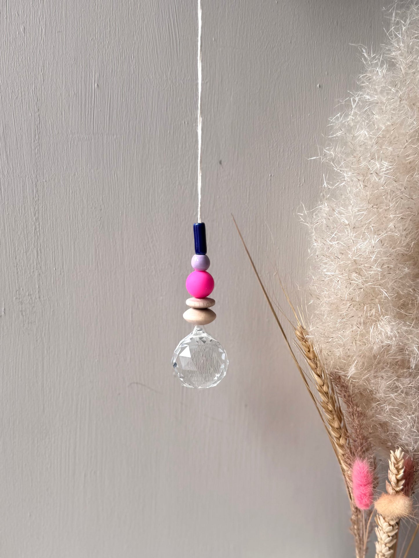 Handgefertigter bunter Sonnenfänger Blau, Lila & Pink- Suncatcher mit Prisma - Regenbogen Fensterdekoration aus Glas