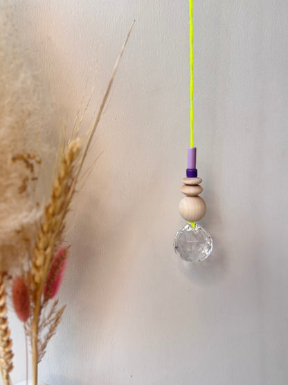 Handgefertigter bunter Sonnenfänger Neongelb, Lila & Flieder - Suncatcher mit Prisma - Regenbogen Fensterdekoration aus Glas
