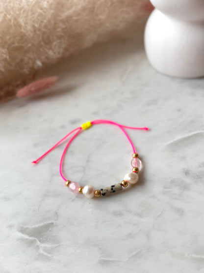 Buntes Armband in Neonpink - Handgefertigt mit Edelsteinen und Süßwasserperle - in tollen Sommerfarben - Freundschaftsarmband