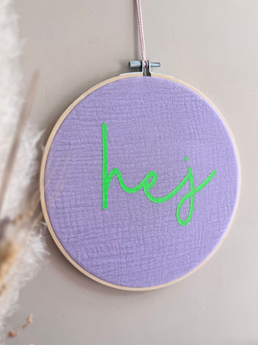 Stickrahmen "hej" - Neongrün - Musselinstoff - Handgemachte Sommerdeko Wanddeko Türkranz