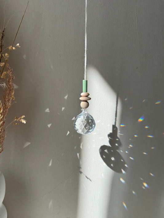 Handgefertigter schlichter Sonnenfänger Hellgrün - Suncatcher mit Prisma - Regenbogen Fensterdekoration aus Glas