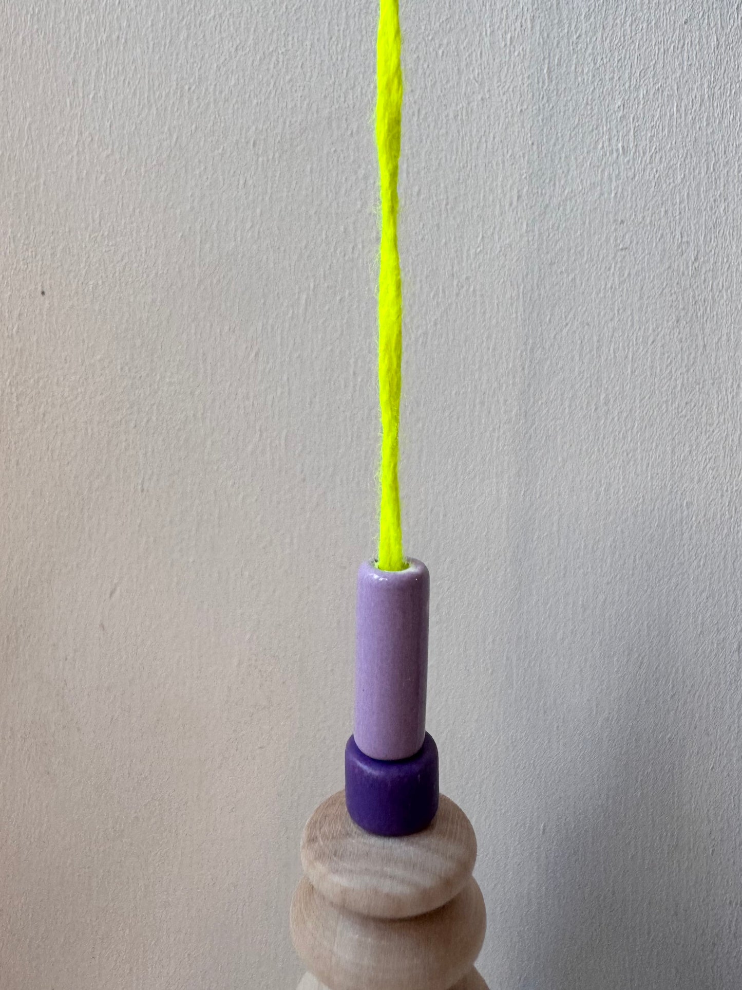 Handgefertigter bunter Sonnenfänger Neongelb, Lila & Flieder - Suncatcher mit Prisma - Regenbogen Fensterdekoration aus Glas