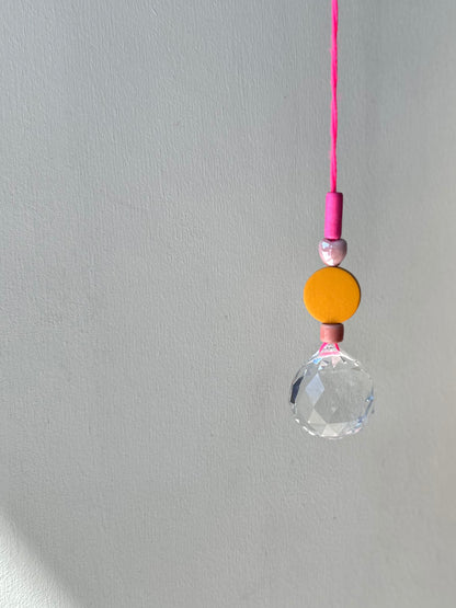 Handgefertigter bunter Sonnenfänger Neonpink und Gelb - Suncatcher mit Prisma - Regenbogen Fensterdekoration aus Glas