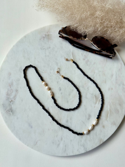 Brillenkette handgemacht - Rocaillesperlen Matt Schwarz und Gold mit Süßwasserperlen