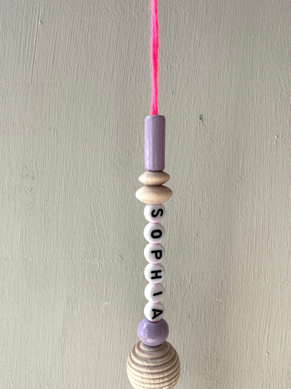 Handgefertigter personalisierbarer Sonnenfänger Neonpink - Kinderzimmerdeko - Regenbogen Fensterdekoration aus Glas
