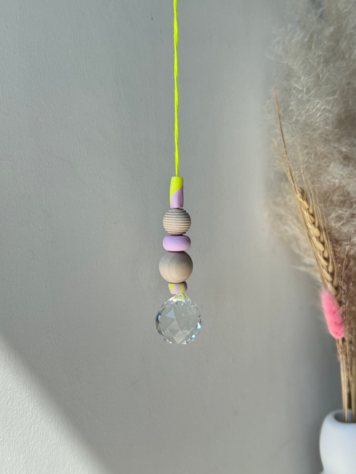 Handgefertigter bunter Sonnenfänger Neongelb und Rosa - Suncatcher mit Prisma - Regenbogen Fensterdekoration aus Glas