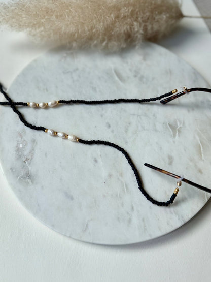 Brillenkette handgemacht - Rocaillesperlen Matt Schwarz und Gold mit Süßwasserperlen