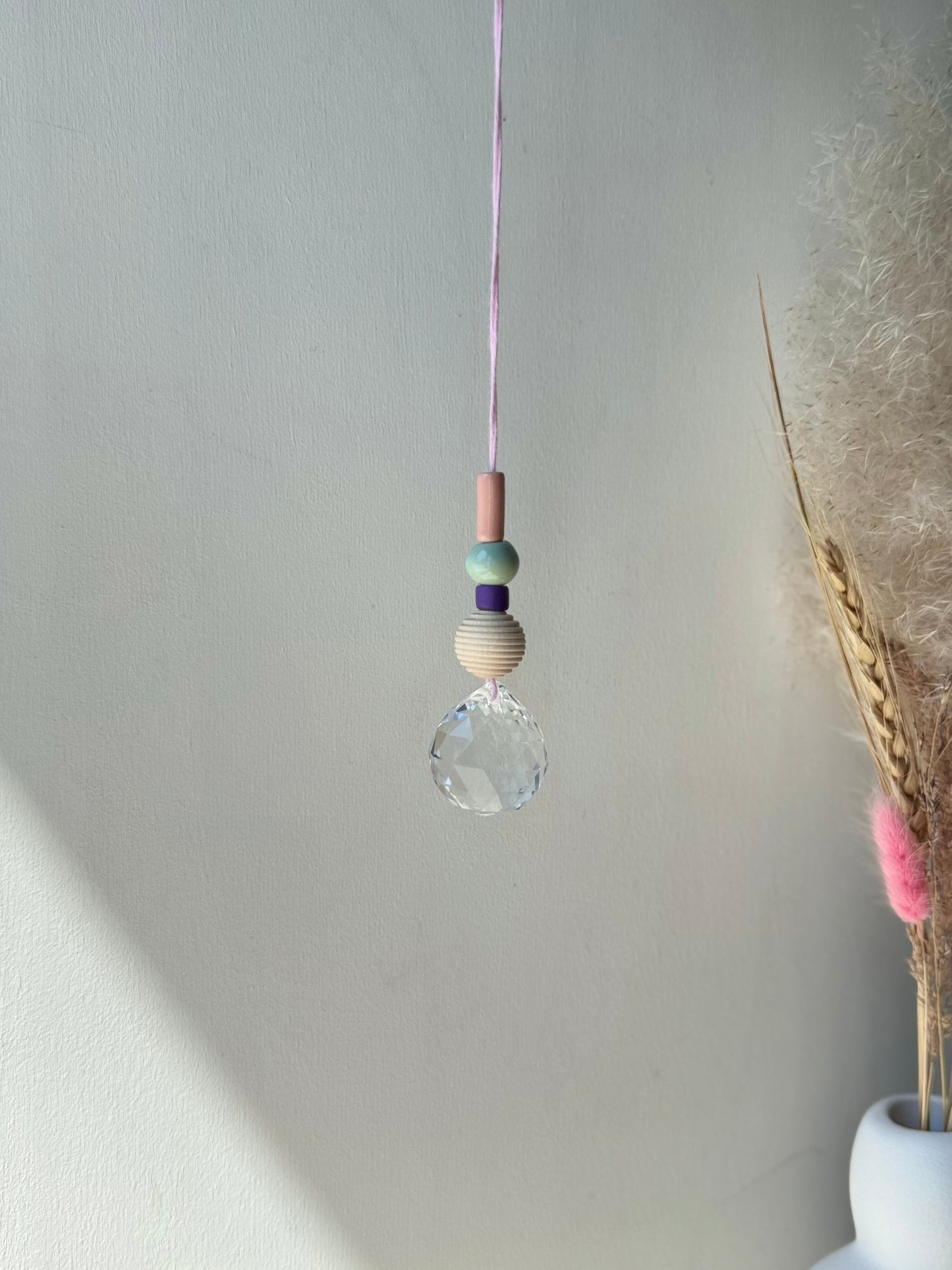 Handgefertigter bunter Sonnenfänger Rosa und Grün - Suncatcher mit Prisma - Regenbogen Fensterdekoration aus Glas