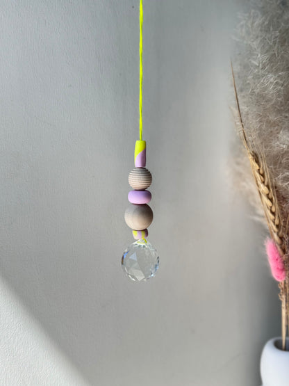 Handgefertigter bunter Sonnenfänger Neongelb und Rosa - Suncatcher mit Prisma - Regenbogen Fensterdekoration aus Glas