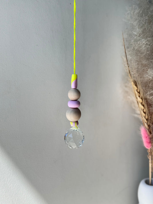 Handgefertigter bunter Sonnenfänger Neongelb und Rosa - Suncatcher mit Prisma - Regenbogen Fensterdekoration aus Glas