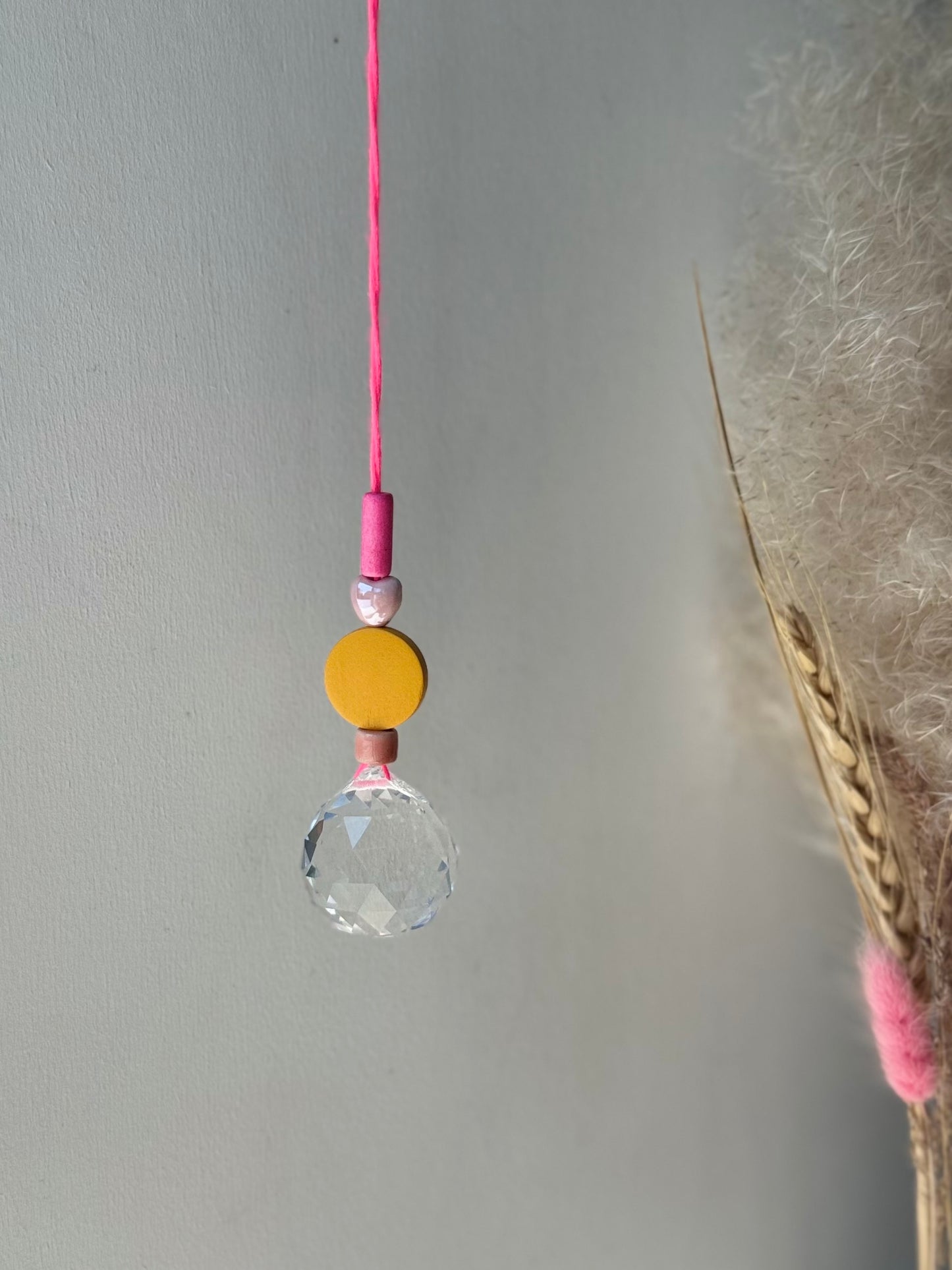 Handgefertigter bunter Sonnenfänger Neonpink und Gelb - Suncatcher mit Prisma - Regenbogen Fensterdekoration aus Glas