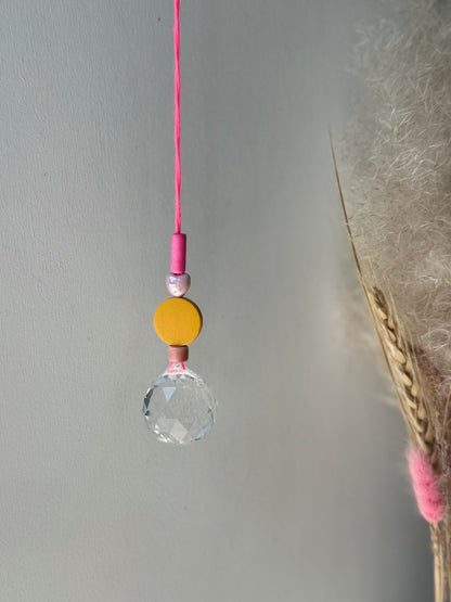 Handgefertigter bunter Sonnenfänger Neonpink und Gelb - Suncatcher mit Prisma - Regenbogen Fensterdekoration aus Glas