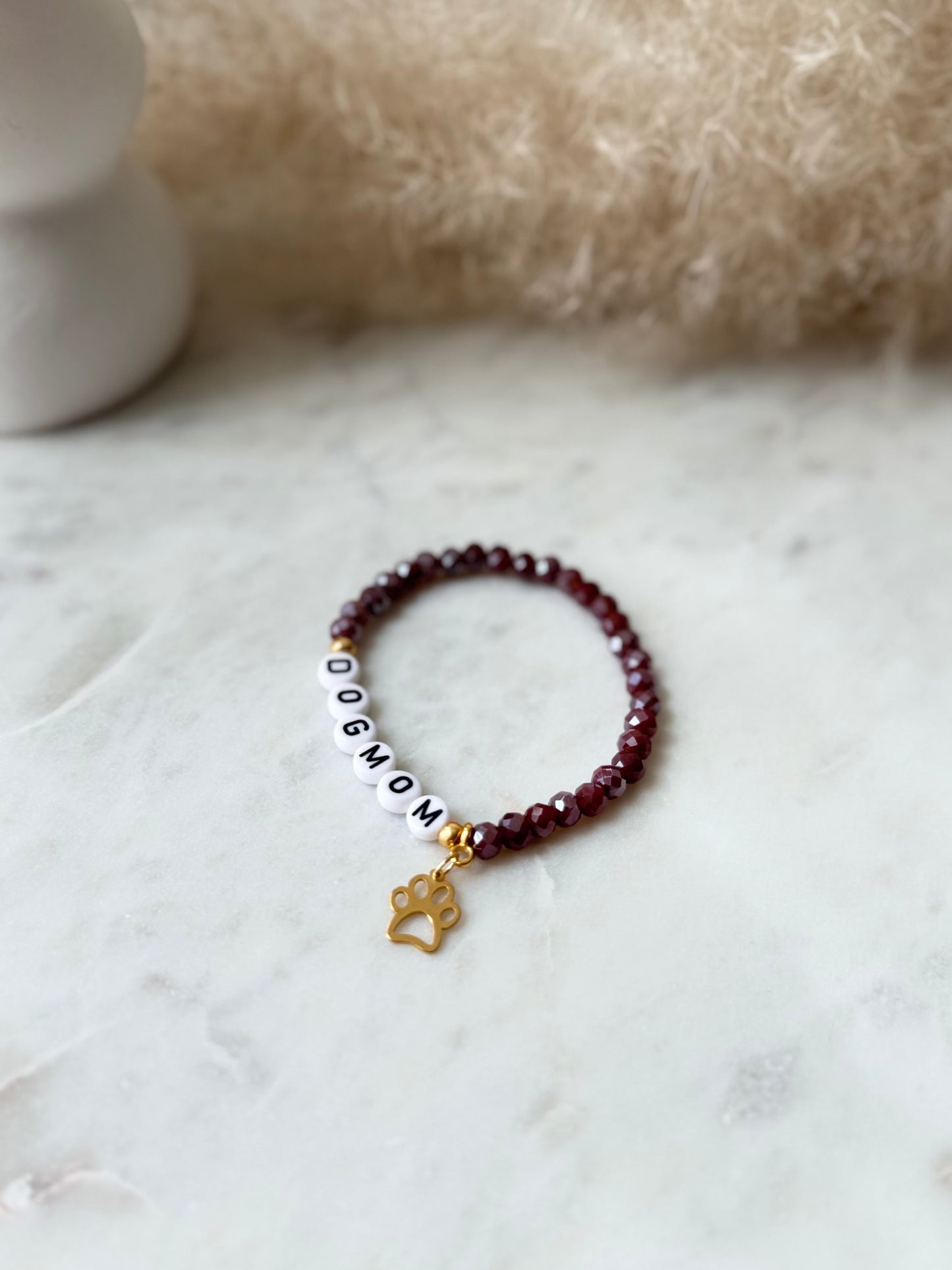 Handgemachtes Glasperlenarmband DOGMUM & Pfotenanhänger I Geschenk für Hundemamas I Schlichtes Armband I Armband Hundename