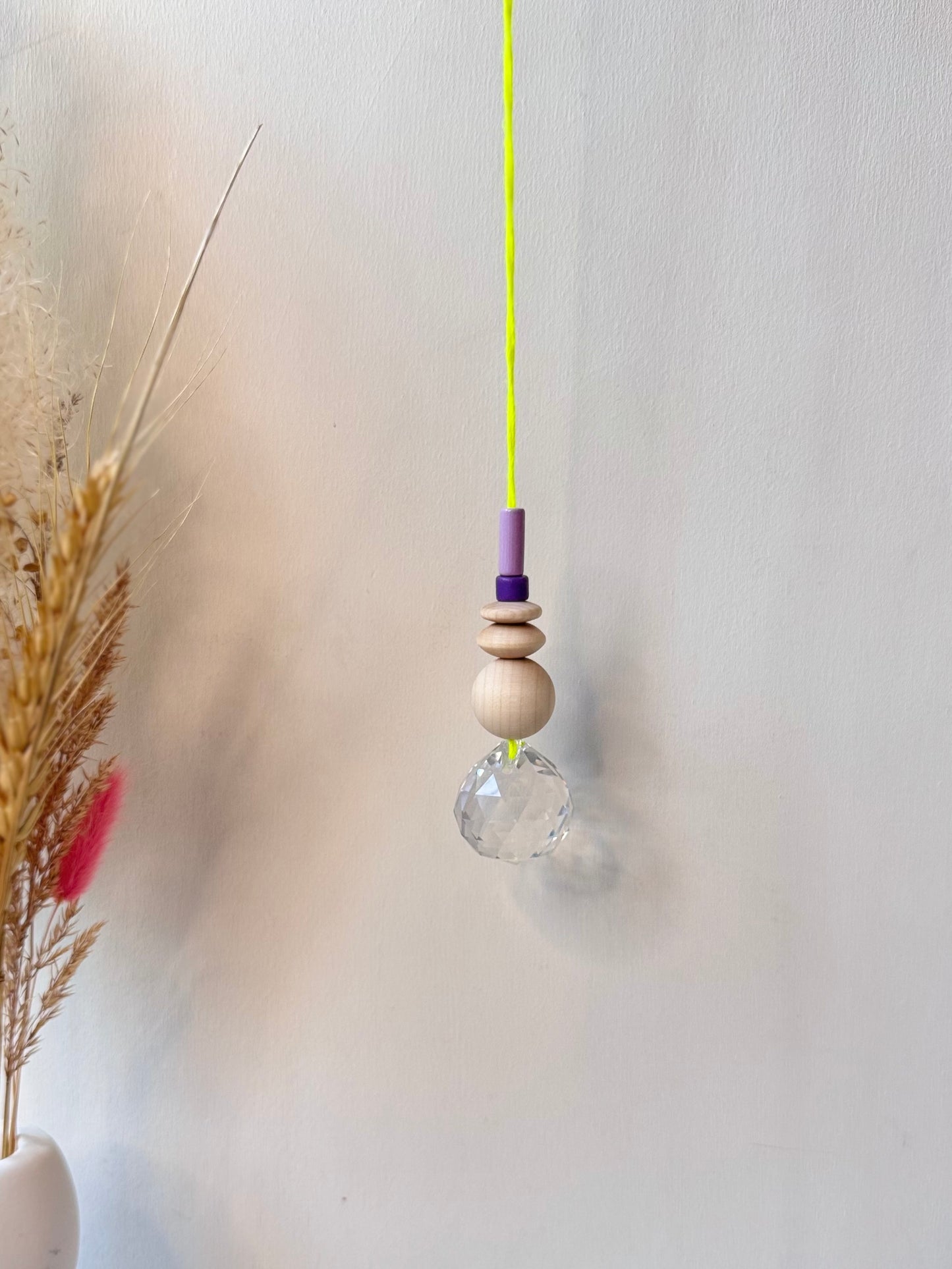 Handgefertigter bunter Sonnenfänger Neongelb, Lila & Flieder - Suncatcher mit Prisma - Regenbogen Fensterdekoration aus Glas