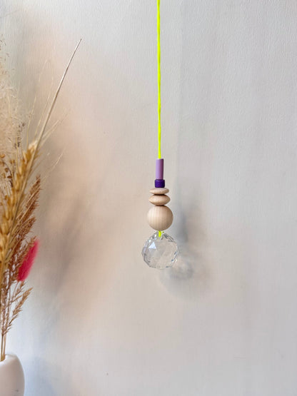 Handgefertigter bunter Sonnenfänger Neongelb, Lila & Flieder - Suncatcher mit Prisma - Regenbogen Fensterdekoration aus Glas