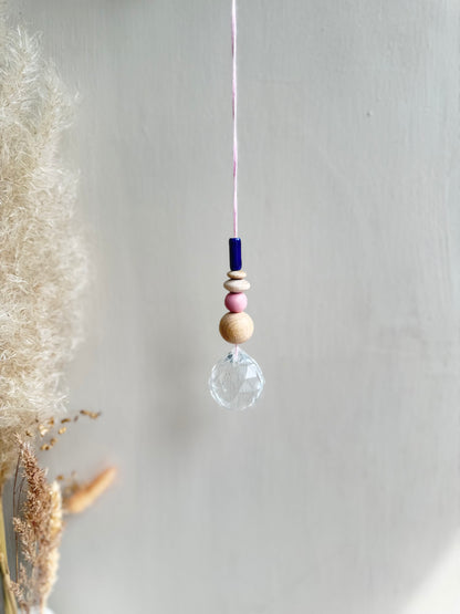 Handgefertigter bunter Sonnenfänger - Suncatcher mit Prisma - Regenbogen Fensterdekoration aus Glas - Rosa und Blau