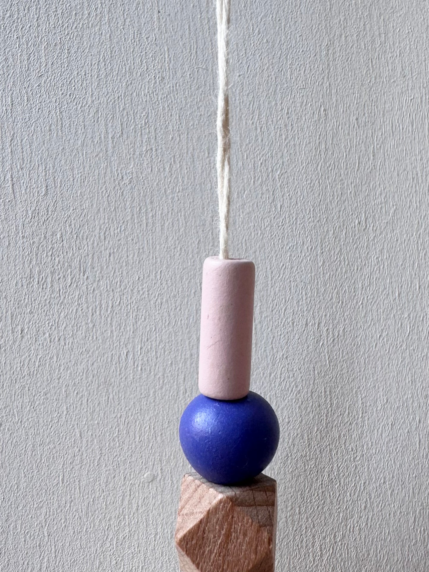 Handgefertigter bunter Sonnenfänger Blau, Beige und Rosa - Suncatcher mit Prisma - Regenbogen Fensterdekoration aus Glas