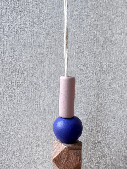 Handgefertigter bunter Sonnenfänger Blau, Beige und Rosa - Suncatcher mit Prisma - Regenbogen Fensterdekoration aus Glas