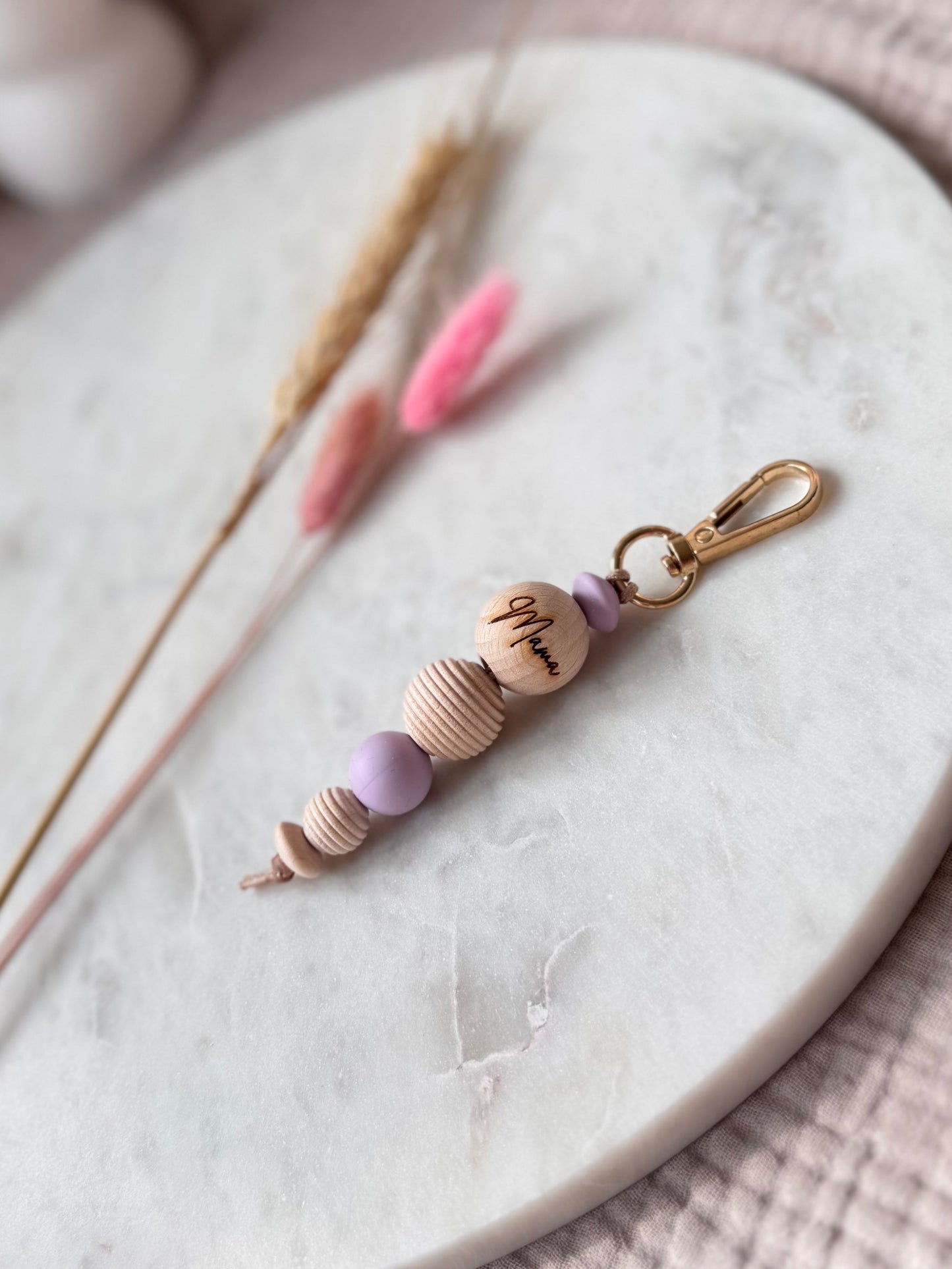 Schlüsselanhänger MAMA Flieder - Holzperlen & Silikonperlen - Geschenk für Mama