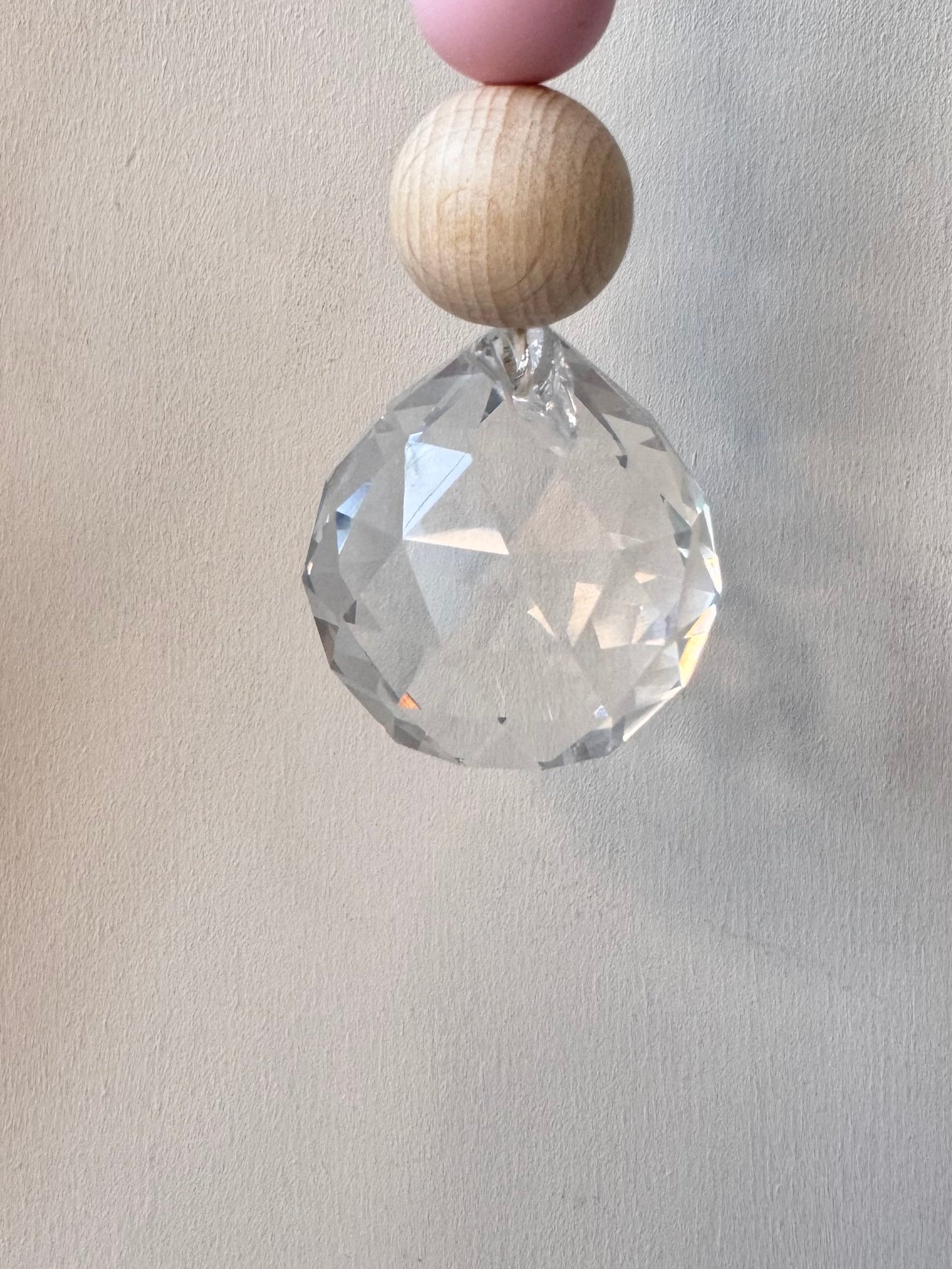 Handgefertigter bunter Sonnenfänger Rosa & Weiß - Suncatcher mit Prisma - Regenbogen Fensterdekoration aus Glas