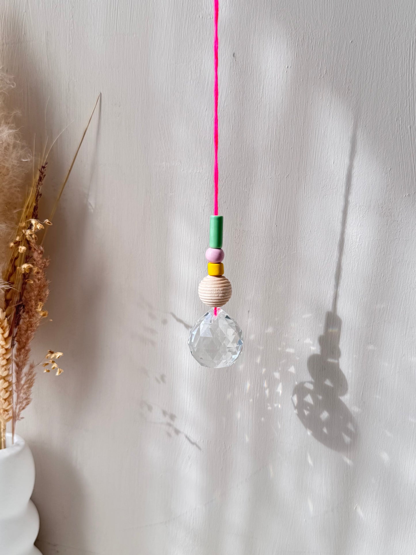 Handgefertigter schlichter Sonnenfänger Neon und Pastell - Suncatcher mit Prisma - Regenbogen Fensterdekoration aus Glas