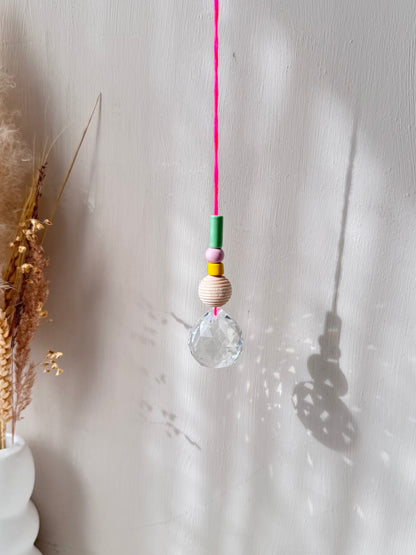 Handgefertigter schlichter Sonnenfänger Neon und Pastell - Suncatcher mit Prisma - Regenbogen Fensterdekoration aus Glas
