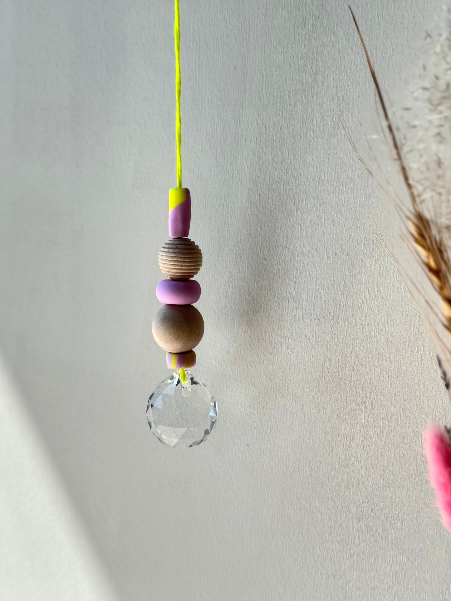 Handgefertigter bunter Sonnenfänger Neongelb und Rosa - Suncatcher mit Prisma - Regenbogen Fensterdekoration aus Glas