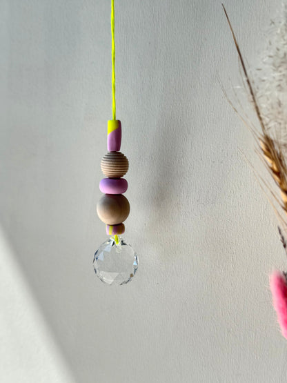 Handgefertigter bunter Sonnenfänger Neongelb und Rosa - Suncatcher mit Prisma - Regenbogen Fensterdekoration aus Glas