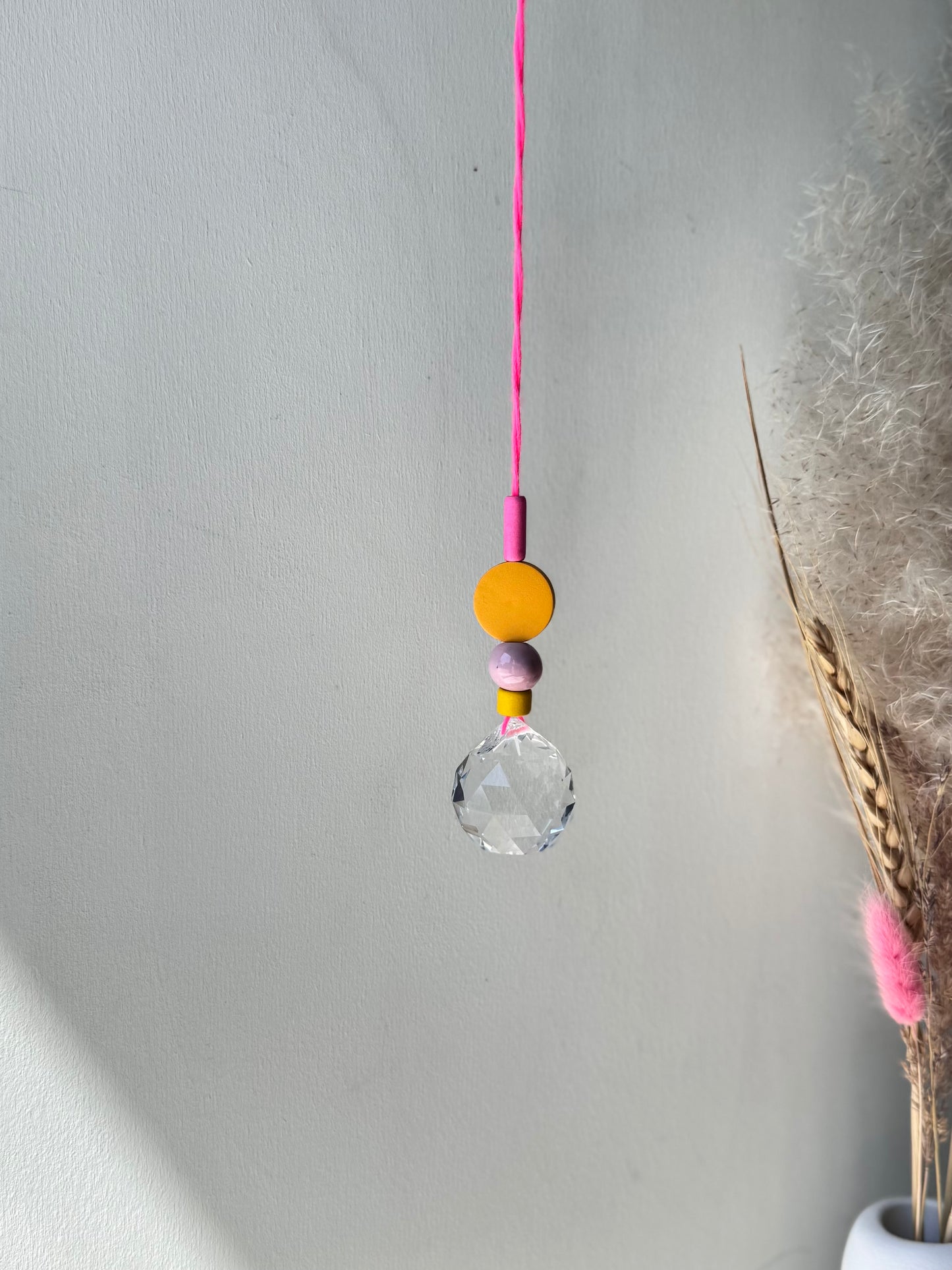 Handgefertigter bunter Sonnenfänger Neonink, Rosa und Gelb - Suncatcher mit Prisma - Regenbogen Fensterdekoration aus Glas