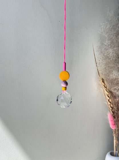 Handgefertigter bunter Sonnenfänger Neonink, Rosa und Gelb - Suncatcher mit Prisma - Regenbogen Fensterdekoration aus Glas