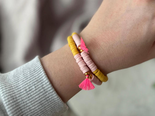 Katsuki Perlenarmband handgefertigt - Buntes Armband mit Quaste in Neonpink