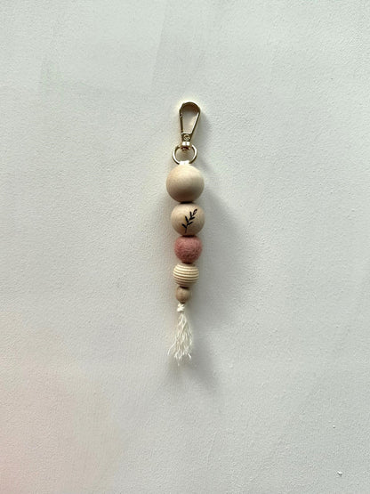 Handgefertigter Schlüsselanhänger aus Holz & Filz - Natürliches Accessoire