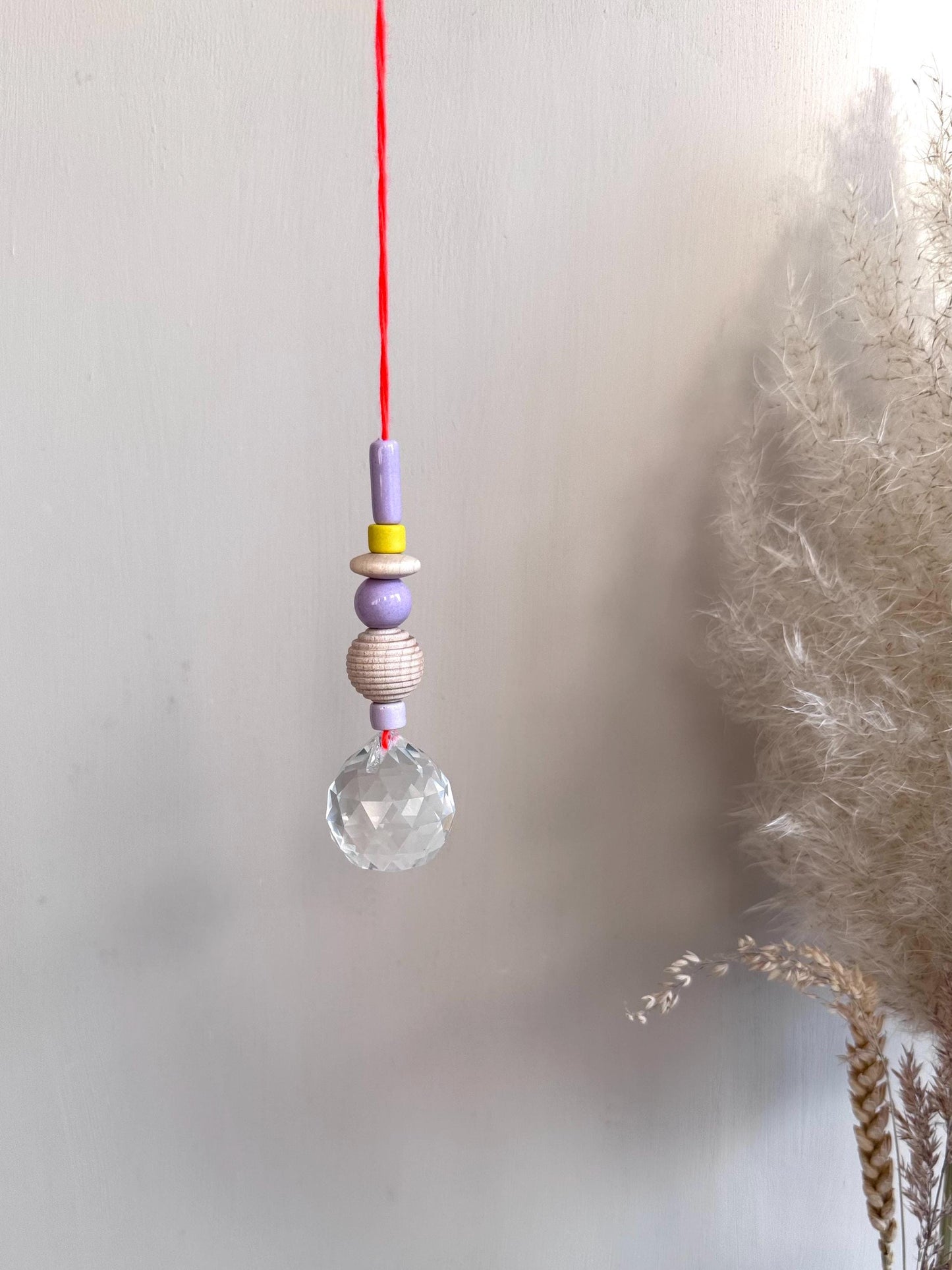 Handgefertigter bunter Sonnenfänger Neonorange, Gelb & Flieder - Suncatcher mit Prisma - Regenbogen Fensterdekoration aus Glas