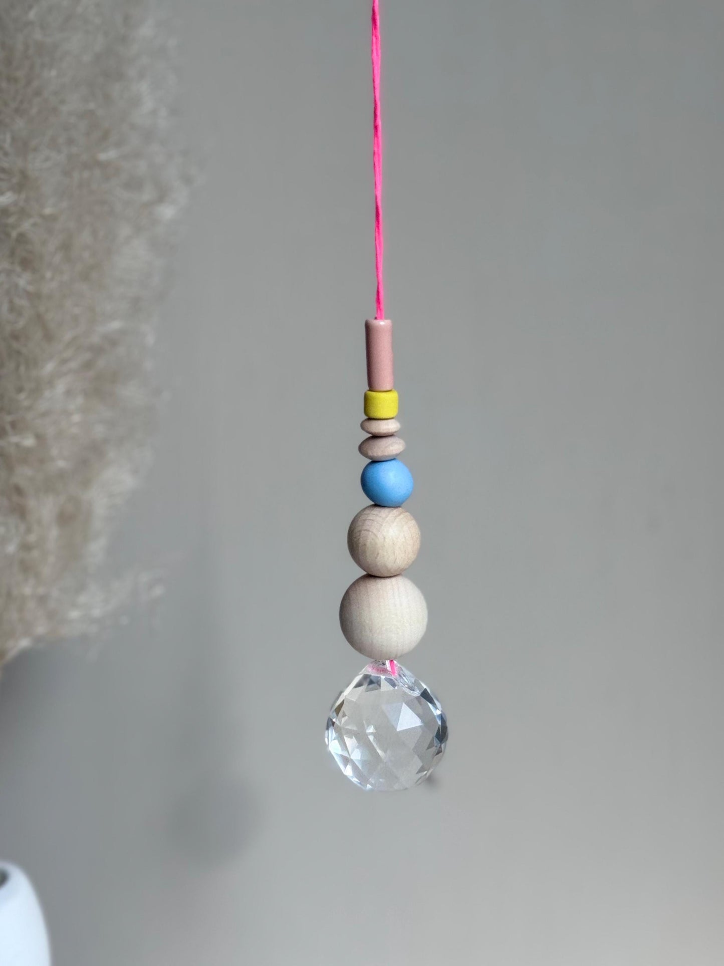 Handgefertigter bunter Sonnenfänger - Suncatcher mit Prisma - Regenbogen Fensterdekoration aus Glas