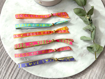 Verstellbares buntes Textarmband mit goldener Stoppperle - Freundschaftsarmband Boho Style