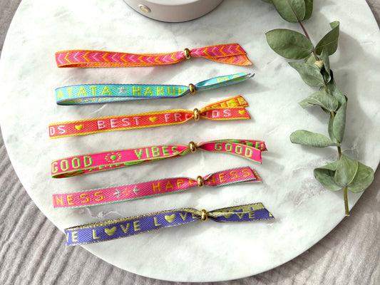 Verstellbares buntes Textarmband mit goldener Stoppperle - Freundschaftsarmband Boho Style